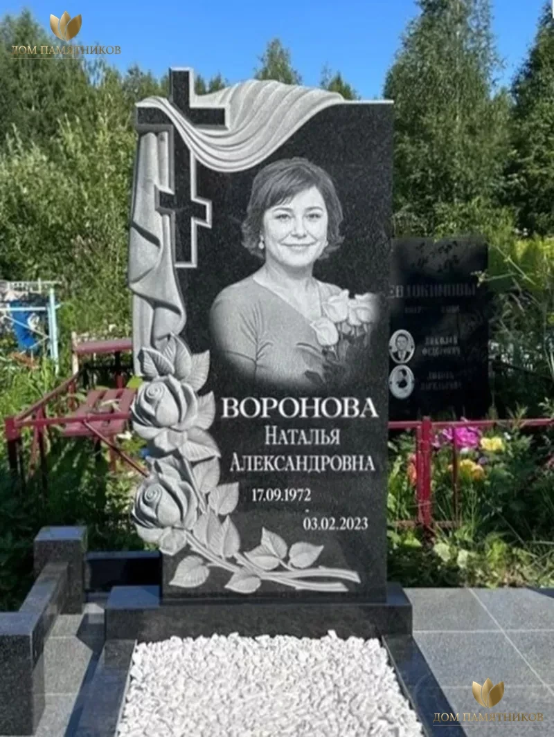 Памятник из гранита "Крест с мантией и розами 3"